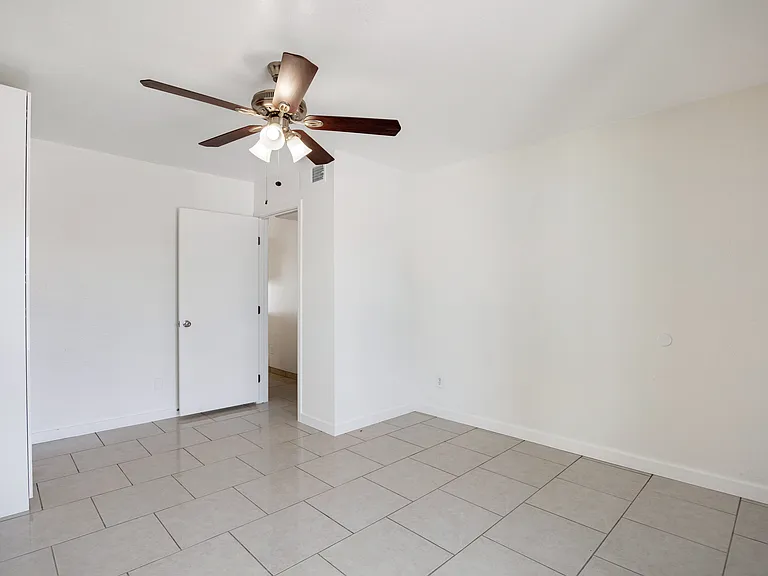 2056 W Des Moines Cir — Photo 35