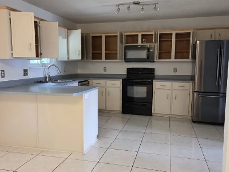 945 Ruth Dr — Photo 10
