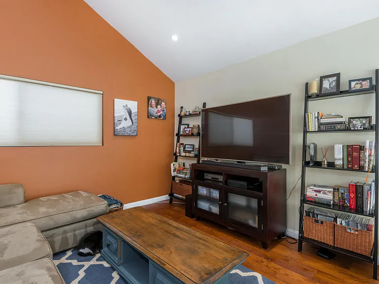 4864 Sawyer Ave — Photo 9