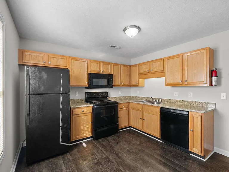 Executive Avenue-249 (x4) — Photo 12
