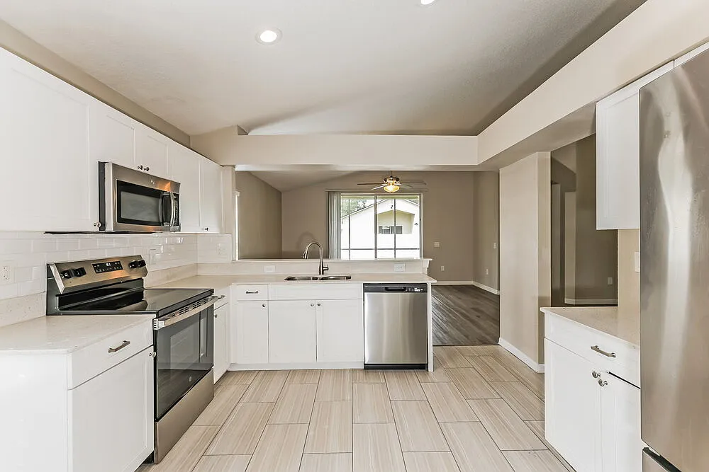 3 bed, 2.0 bath, 1579 sqft, $3,170 — Photo 4