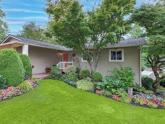 Inviting entry with a taste of the beautiful landscape. >