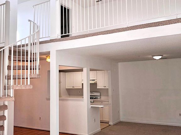 4th image of 10010 Vanderbilt Cir APT 11