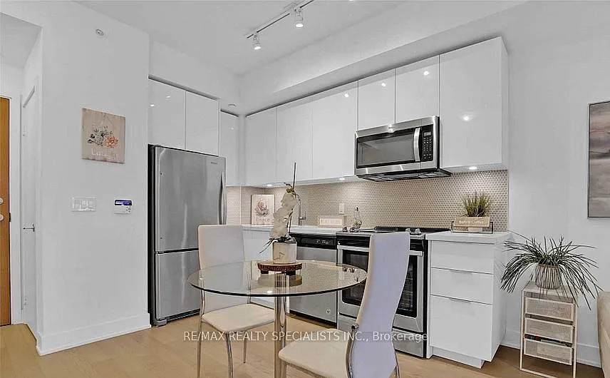 30 Shore Breeze Dr — Photo 2