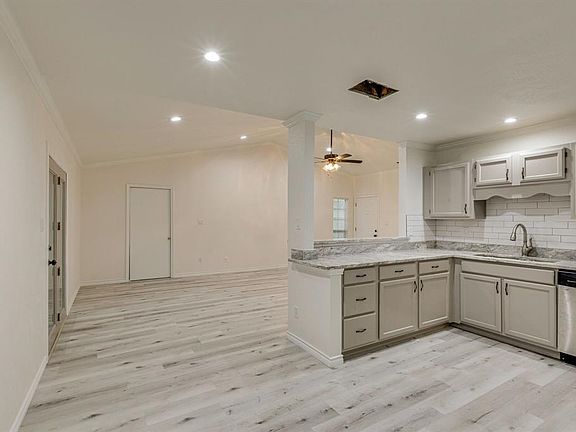 5th image of 4602 Miramar Dr