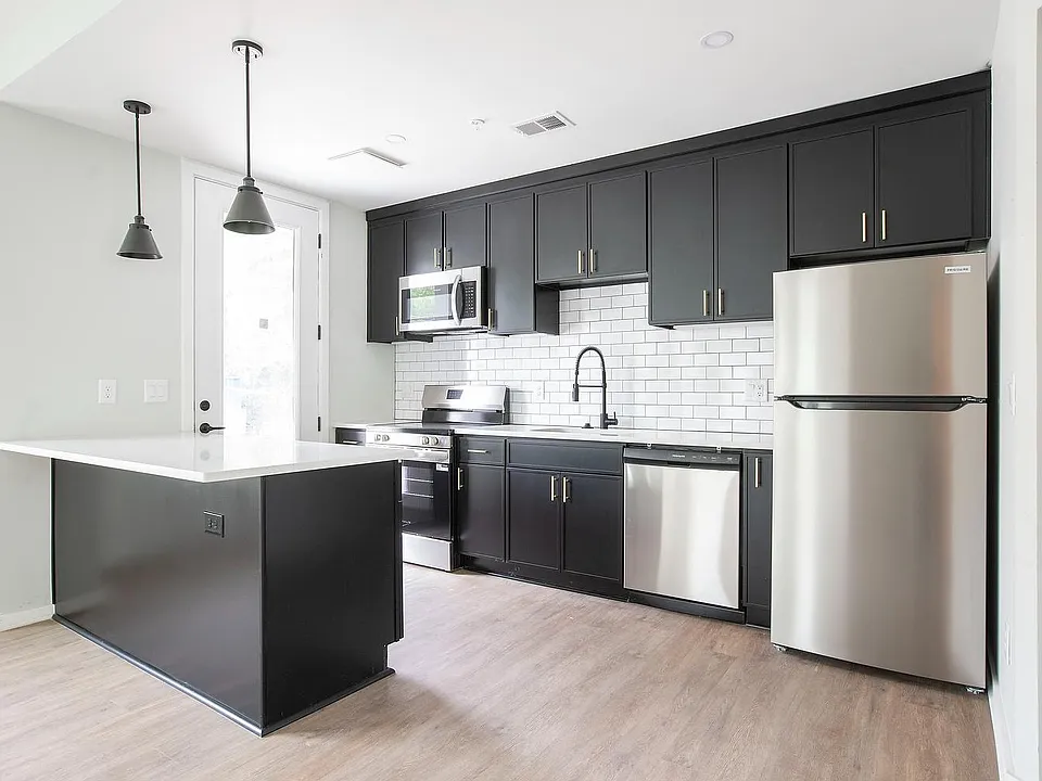 880 North Ave NW #201