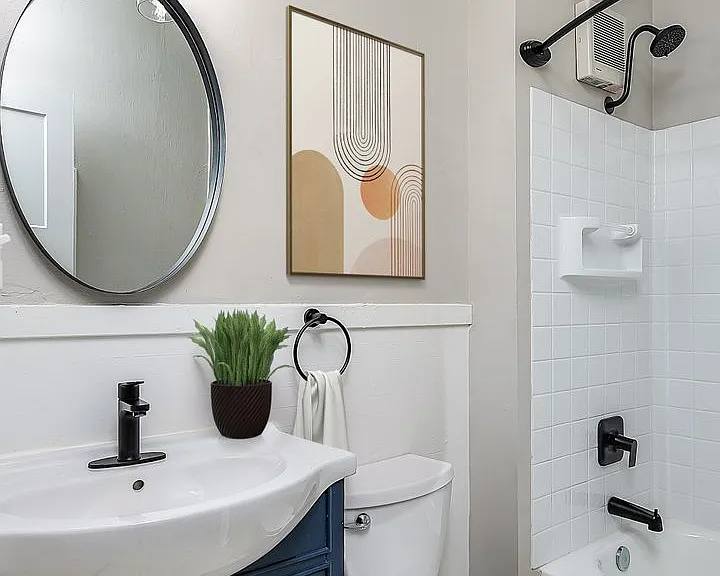 Elegant Renovation! HUGE 1 Bed 1 Bath Available Now! — Photo 31
