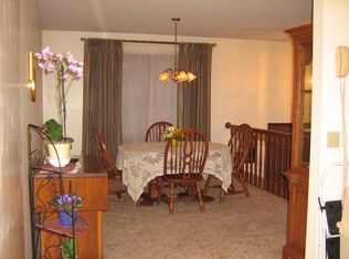 208 Walnut Valley Dr, Springfield, IL 62707