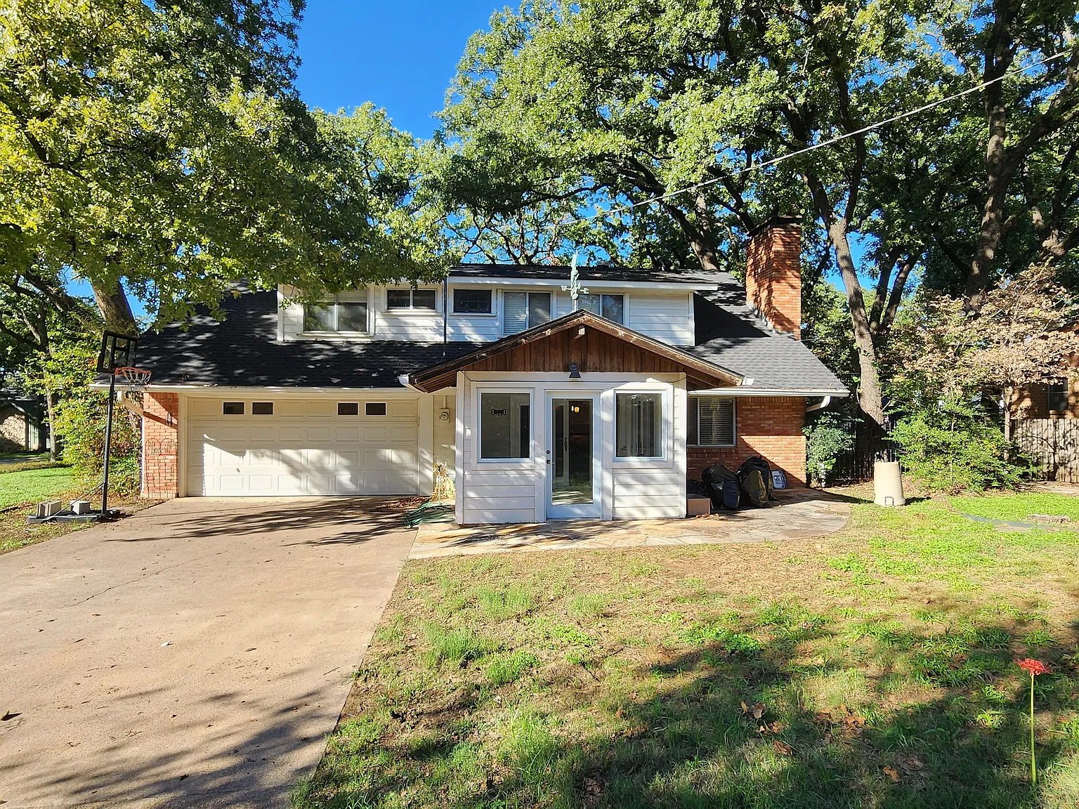 4 bed, 2300 sqft, $2,400 — Photo 3