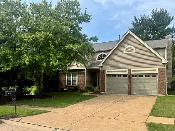 2811 Barrett Pines Ln, Des Peres, MO 63021