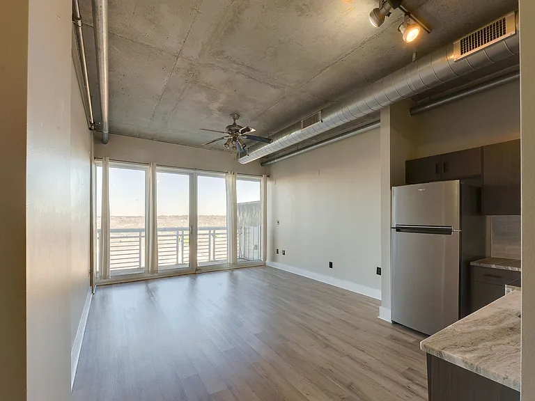 505 E 6th St #815 — Photo 6