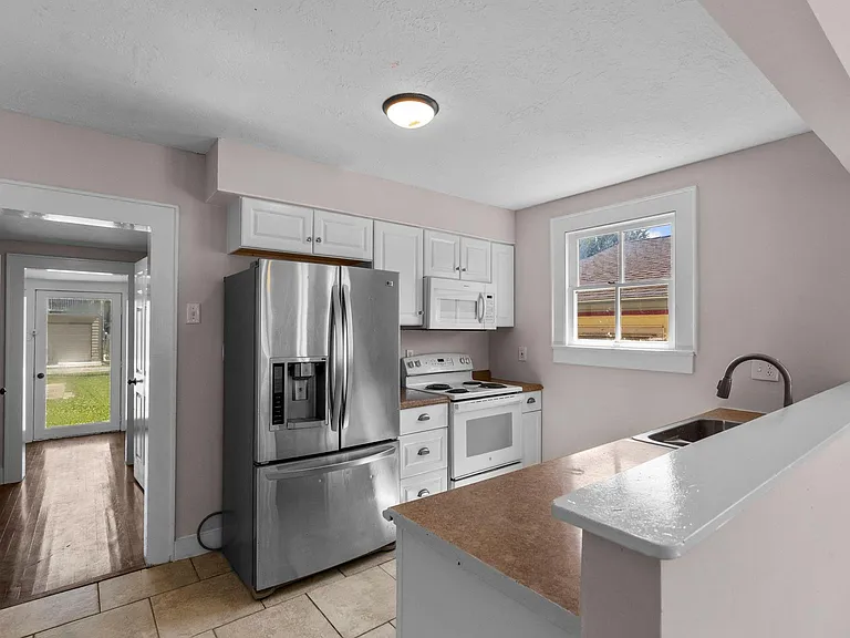 4911 Avenue P 1/2 — Photo 2