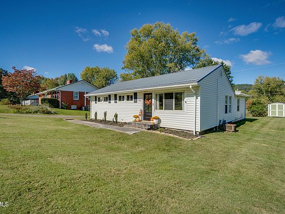 3rd image of 717 Douglas Dr