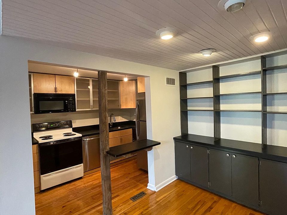 Dining area to kitchen and built-in area for storage