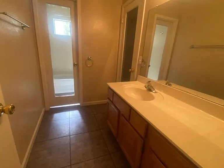 1249 E Laurel Ave — Photo 33