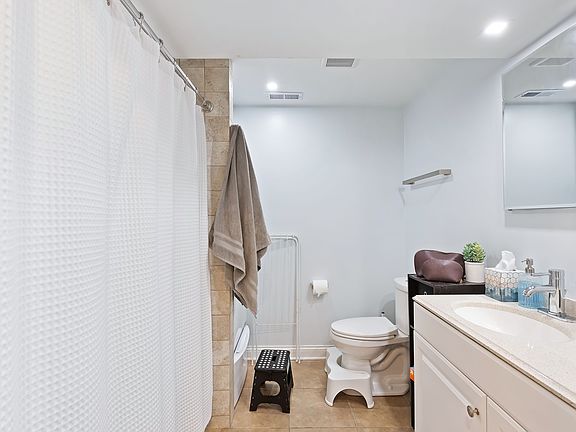 2nd image of 1833 N Wolcott Ave #1B
