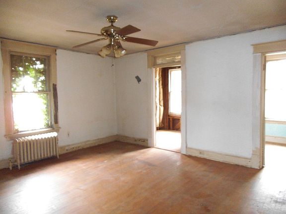 4th image of 805 E Piedmont St