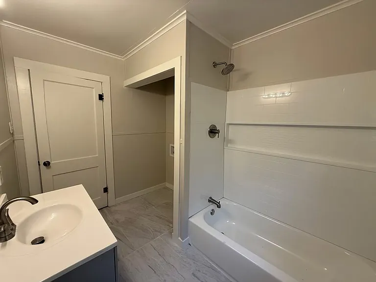 313 Saint Thomas St — Photo 9
