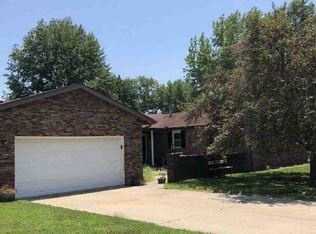 326 Country Club Est, Salem, IL 62881