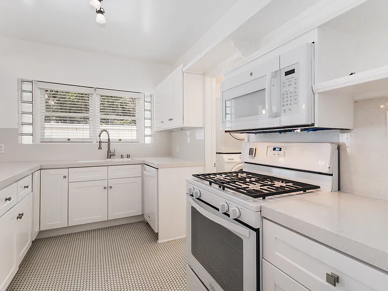 1726 N Vista St — Photo 8