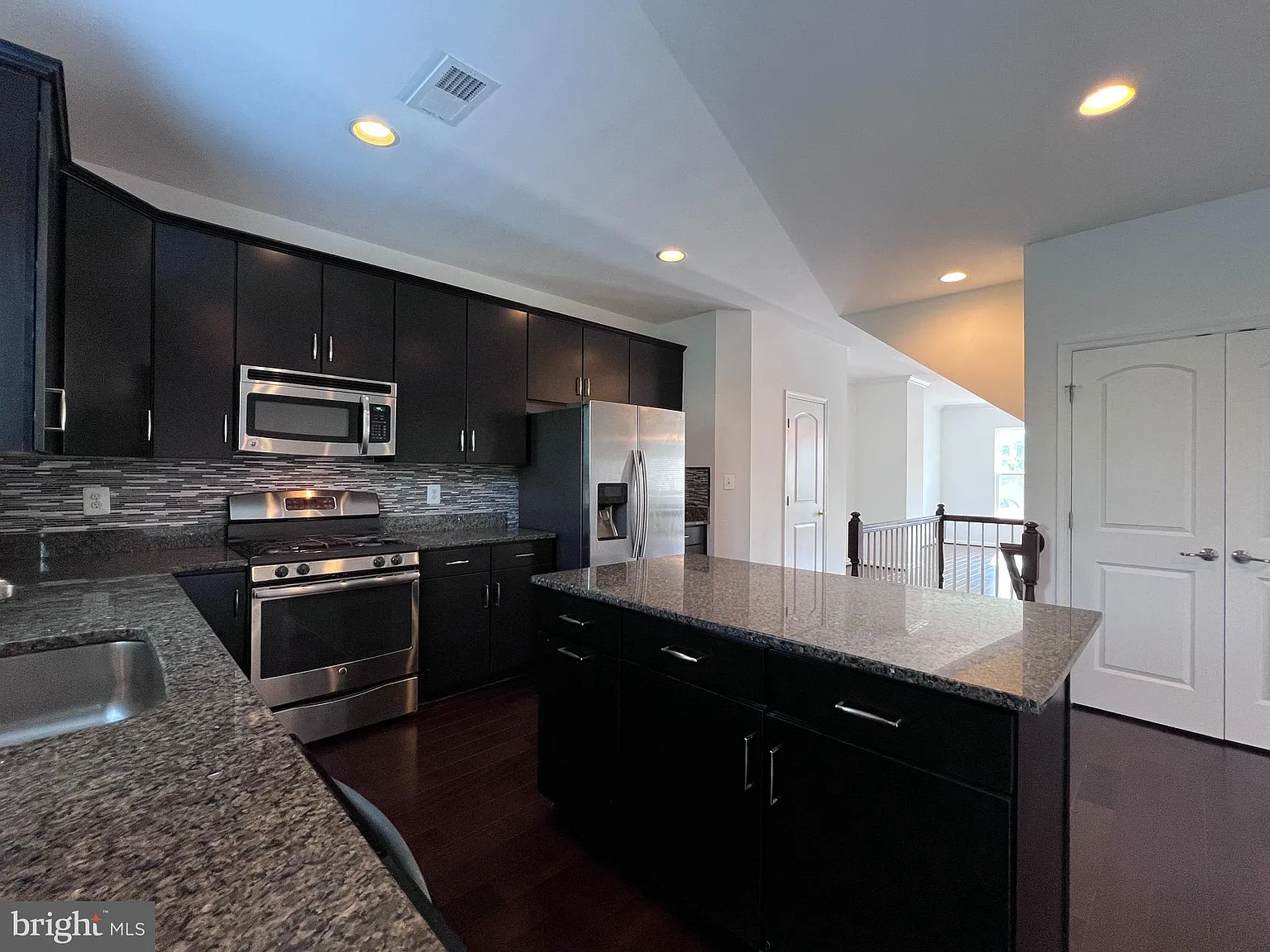 4 bed, 3.5 bath, 2726 sqft, $3,245 — Photo 4