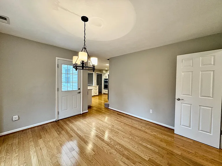 965 Commodore Dr — Photo 23