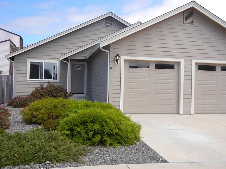 1950 Elmwood Pl — Photo 1