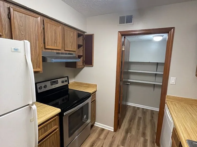Pecan Manor Apartments — Photo 33