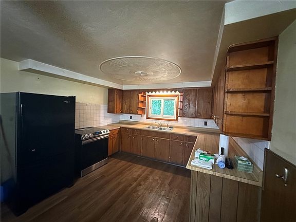 2nd image of 823 Robb Rd
