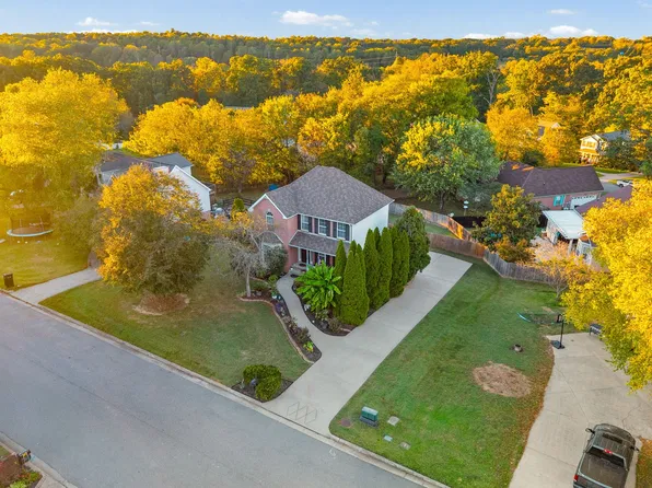 715 Meadowgate Ln, Clarksville, TN 37040