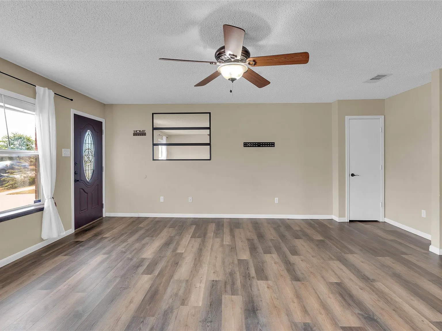 3 bed, 2.0 bath, 1517 sqft, $1,700 — Photo 2