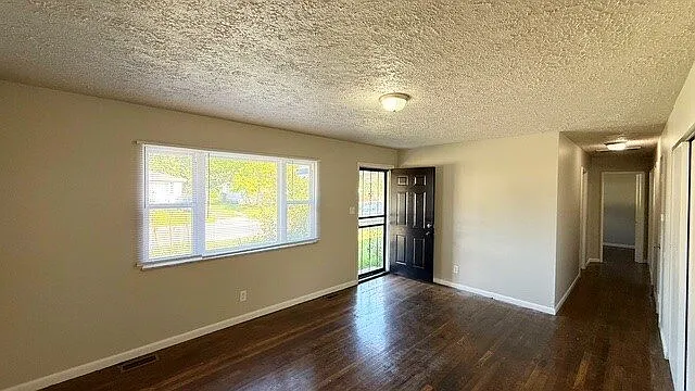3 bed, 1.5 bath, 960 sqft, $1,585 — Photo 2