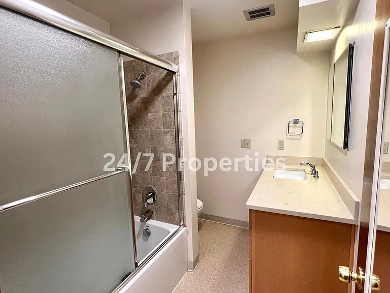 1111 SW Gaines St #6 — Photo 7