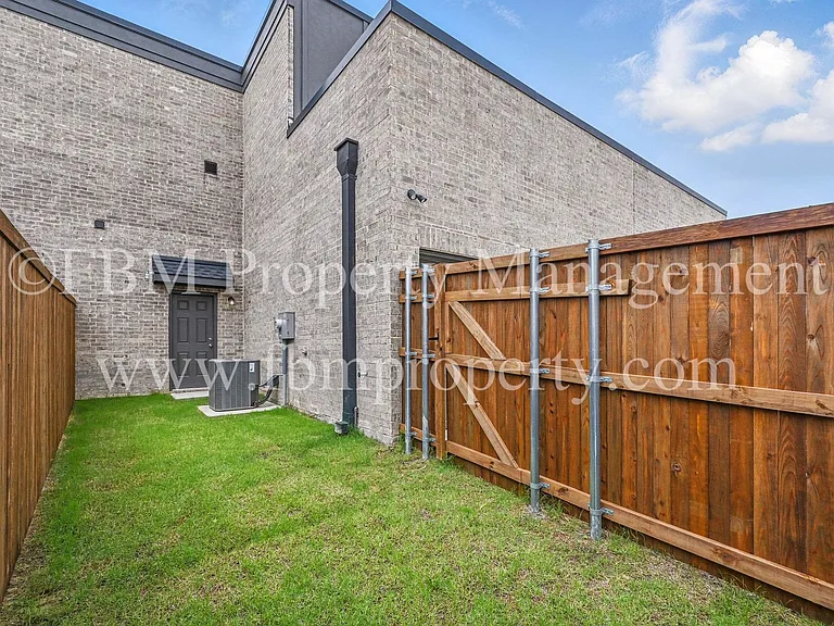 2120 Dena Dr — Photo 17