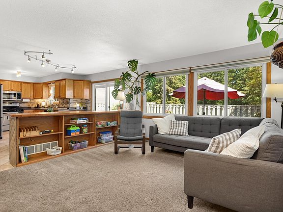 5th image of 936 Monterey Ct S