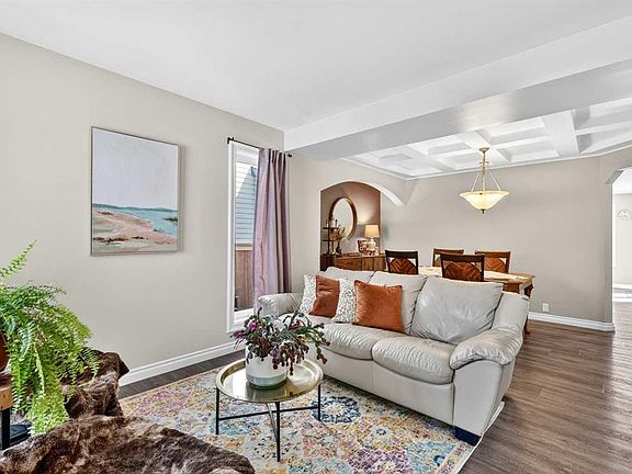 4th image of 280 N Mount Selkirk Close SE