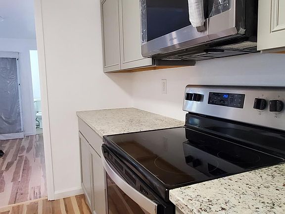 3rd image of 533 W 33rd St