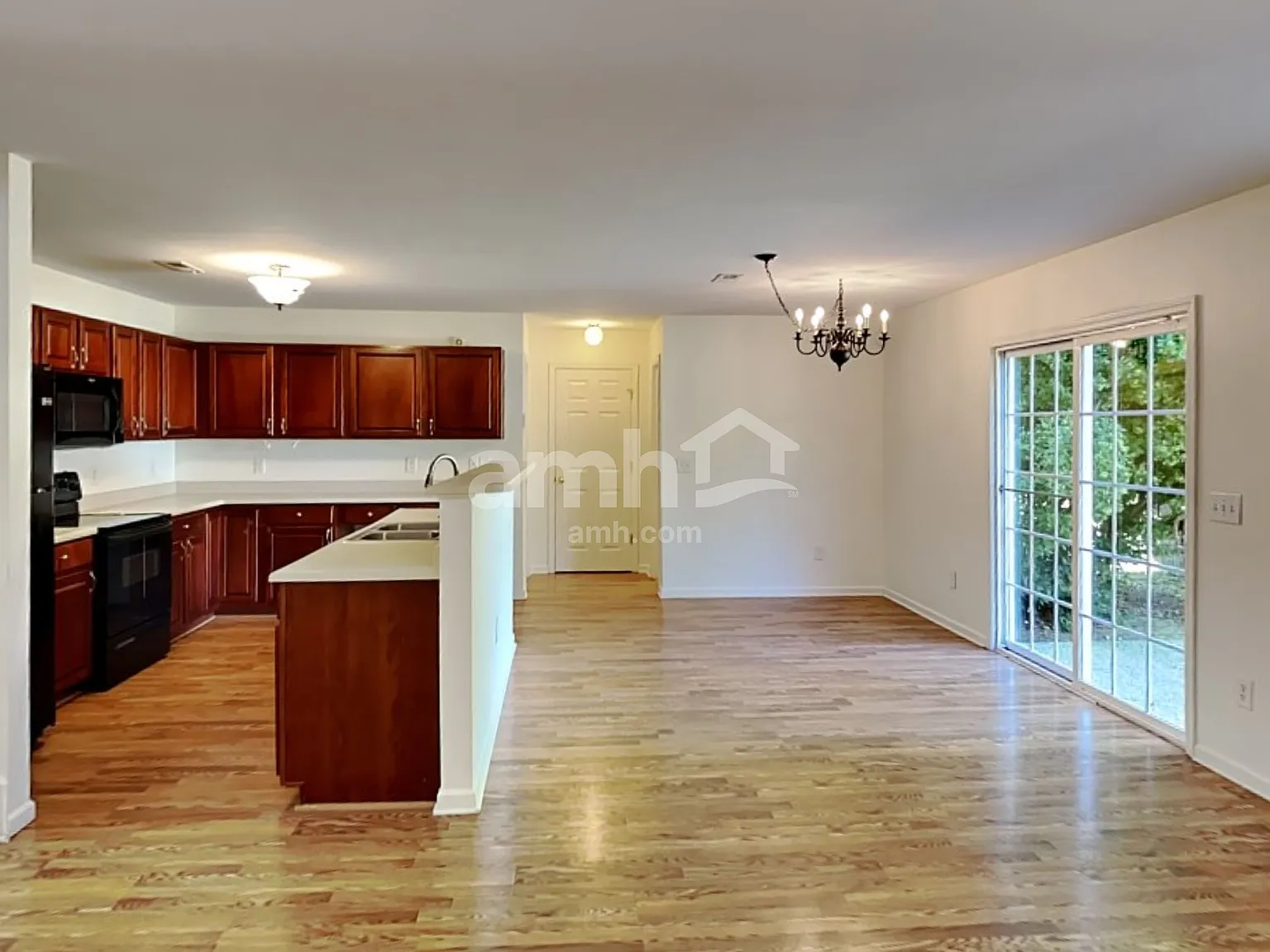 4 bed, 2.5 bath, 2546 sqft, $2,550 — Photo 4