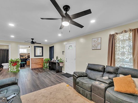 3rd image of 509 E 2nd Ave