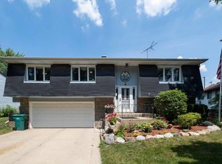 6 Willow Trl, Wheeling, IL 60090