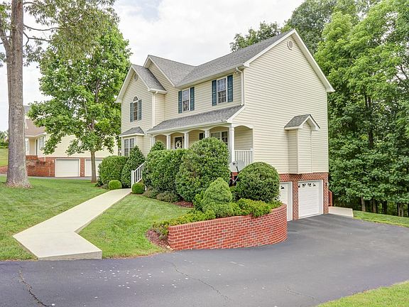 3rd image of 1424 Silver Creek Dr