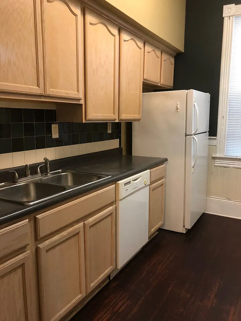 Downtown 3 Bedroom! — Photo 3