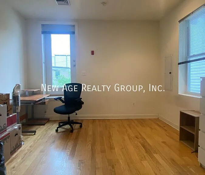 1615 Brown St #2R — Photo 3