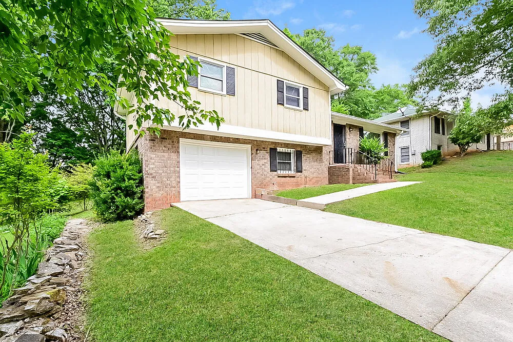 3 bed, 1.5 bath, 1300 sqft, $1,700 — Photo 2