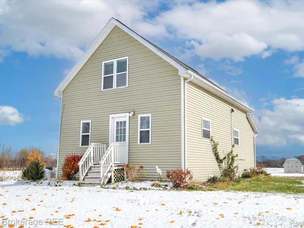 8366 Byron Rd, New Lothrop, MI 48460