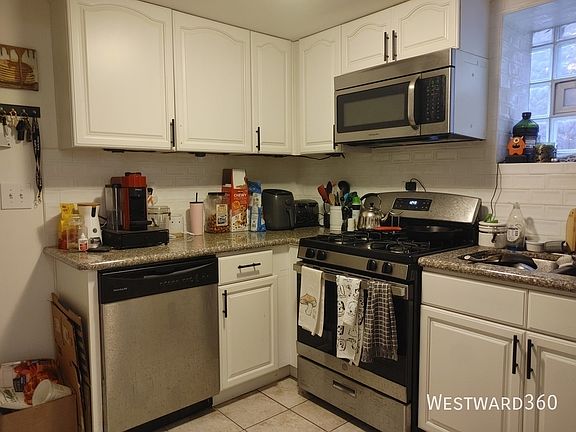 4th image of 2102 W Belle Plaine Ave APT G