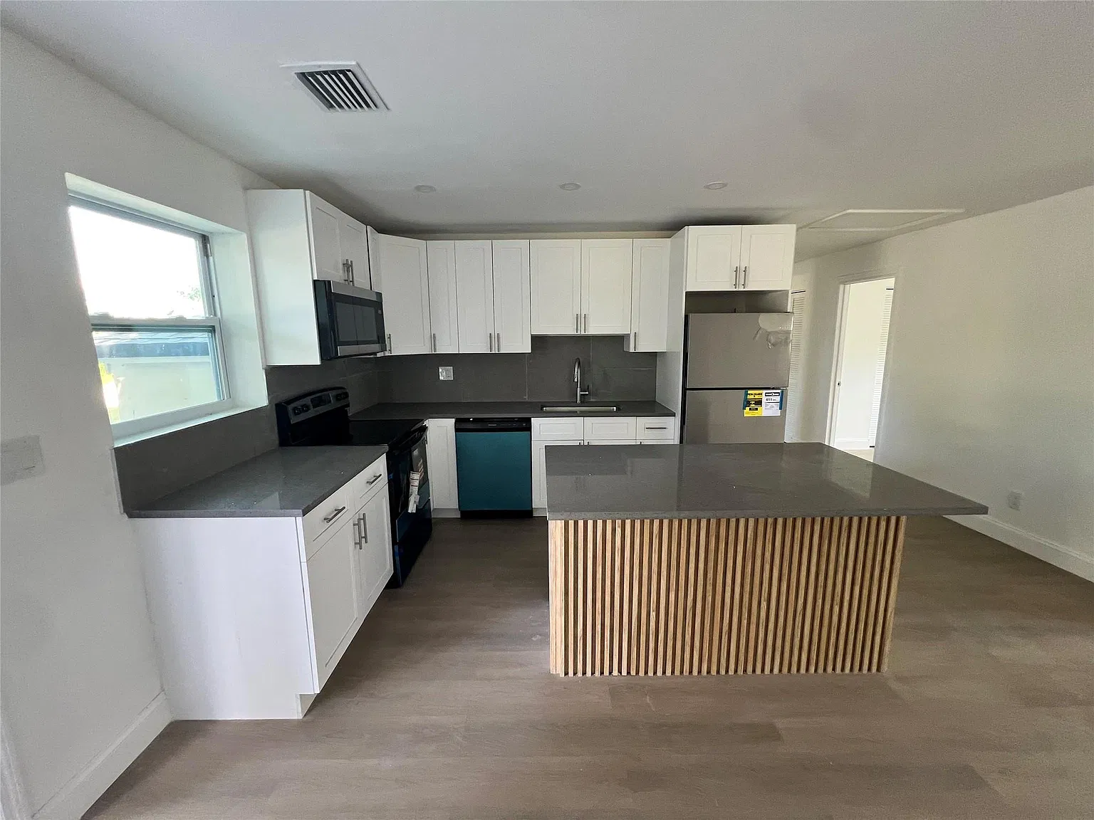 4 bed, 2.0 bath, 1102 sqft, $3,300 — Photo 3