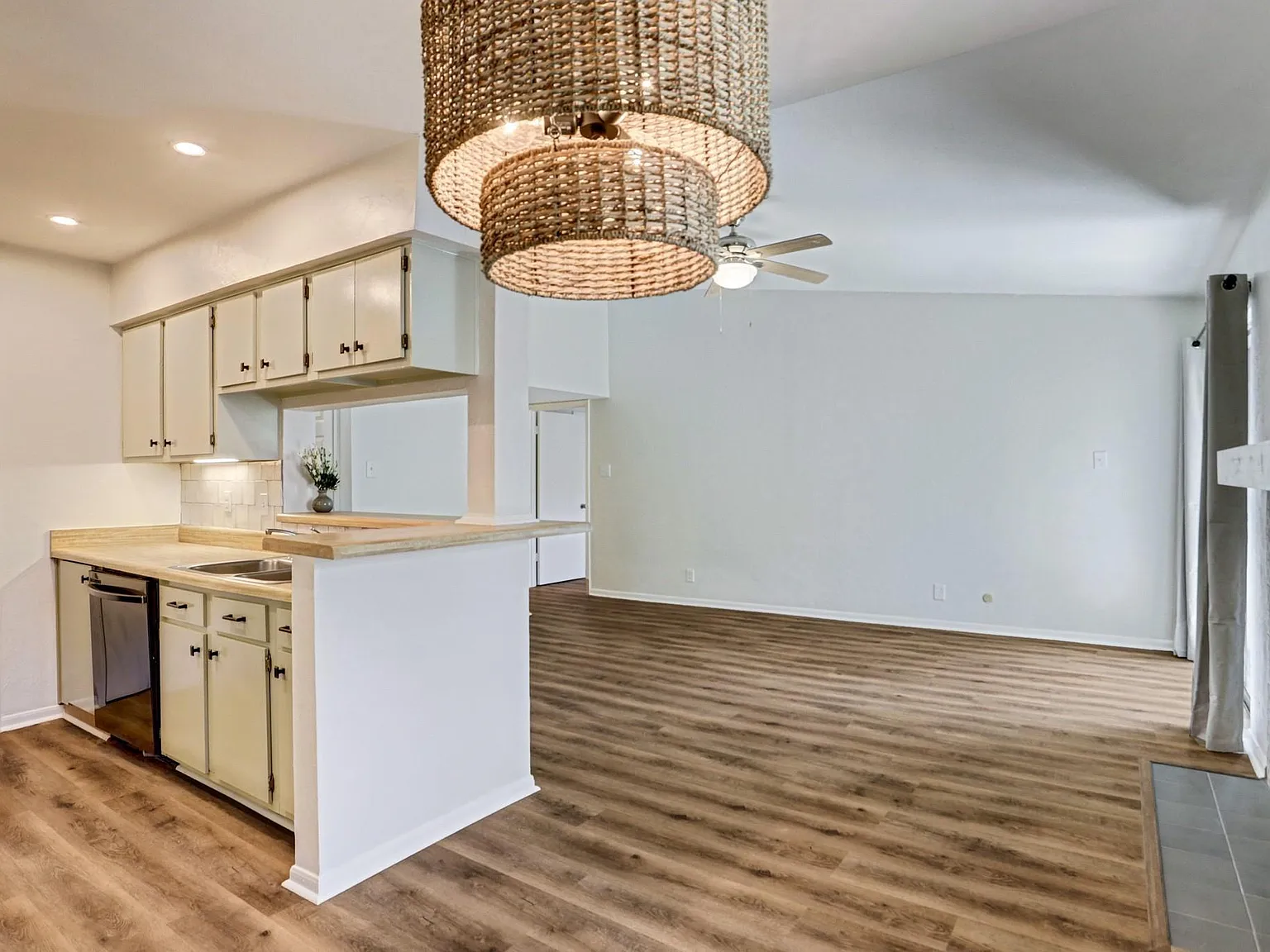 2 bed, 2.0 bath, 978 sqft, $1,500 — Photo 4