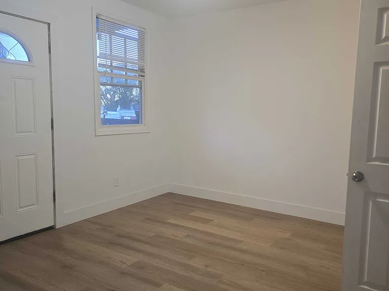 402 E Walnut Ln #2 — Photo 6