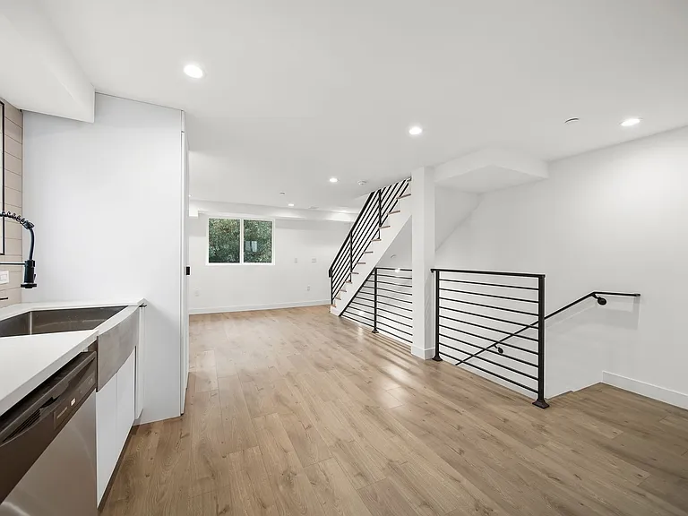 171 S Hoover St — Photo 11